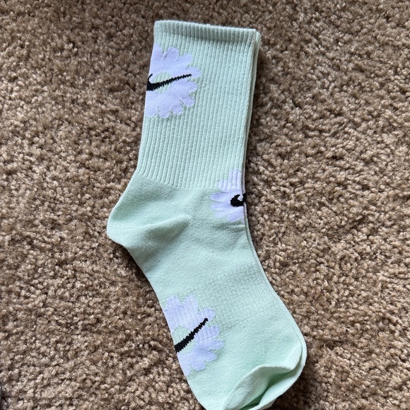 NWOT- Nike Women's Daisy Mint Green and White Athletic Socks Set - Picture 2 of 5